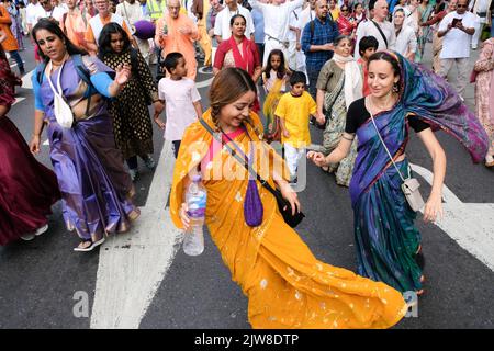 Piccadilly, Londra, Regno Unito. 4th settembre 2022. I devoti di Hare Krishna celebrano Rathayatra il Festival dei carri a Londra. Credit: Matthew Chattle/Alamy Live News Foto Stock