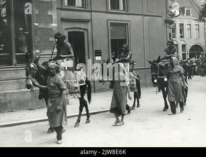 Immagine della sfilata di masquerade con il tema Ichnaton, in occasione del 58th° anniversario (290th° anniversario) dell'Università di Utrecht, su Domplein. Foto Stock