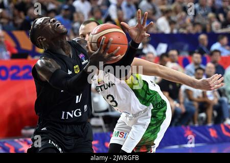 04 settembre 2022, Renania settentrionale-Vestfalia, Colonia: Pallacanestro, Campionato europeo, Lituania - Germania, Turno preliminare, Gruppo B, Giornata 3, Lanxess Arena. Dennis Schröder (l) in Germania e Lukas Lekavicius in Lituania combattono per la palla. Foto: Federico Gambarini/dpa Foto Stock