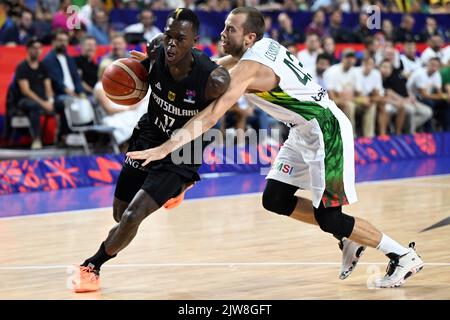 04 settembre 2022, Renania settentrionale-Vestfalia, Colonia: Pallacanestro, Campionato europeo, Lituania - Germania, Turno preliminare, Gruppo B, Giornata 3, Lanxess Arena. Dennis Schröder (l) in Germania e Lukas Lekavicius in Lituania combattono per la palla. Foto: Federico Gambarini/dpa Foto Stock