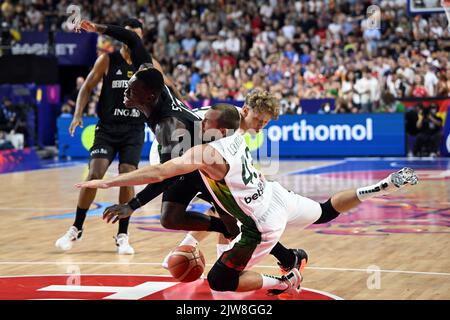 04 settembre 2022, Renania settentrionale-Vestfalia, Colonia: Pallacanestro, Campionato europeo, Lituania - Germania, Turno preliminare, Gruppo B, Giornata 3, Lanxess Arena. Dennis Schröder (l) in Germania e Lukas Lekavicius in Lituania combattono per la palla. Foto: Federico Gambarini/dpa Foto Stock