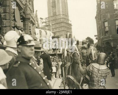 Immagine della sfilata di masquerade con il tema Ichnaton, in occasione del 58th° anniversario (290th° anniversario) dell'Università di Utrecht, sul Ponte del Municipio. Foto Stock