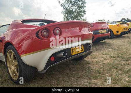 Old Buckenham, Norfolk, Regno Unito – Settembre 03 2022. Una classica vettura sportiva Lotus Elise in una fila di altre vetture sportive in mostra all'annuale libera di entrare Foto Stock