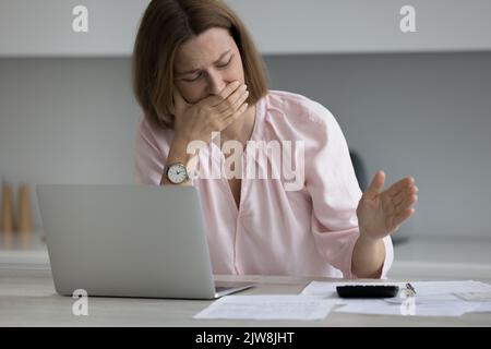 Frustrato ha rotto la donna di affari, l'imprenditore, il proprietario di abitazione che grida sopra la calcolatrice Foto Stock