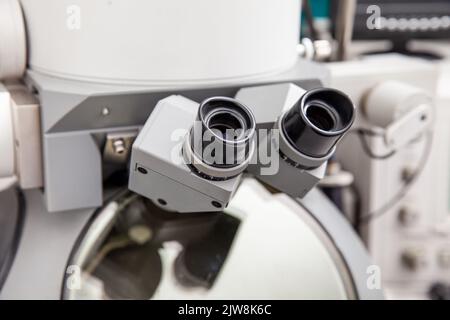 Microscopio elettronico in un laboratorio scientifico utilizzato per la diagnosi e la ricerca. Foto Stock