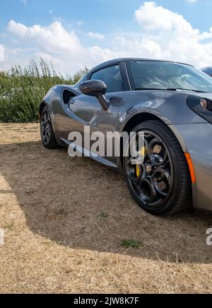 Old Buckenham, Norfolk, Regno Unito – Settembre 03 2022. Vista frontale e laterale di una vettura sportiva Alfa Romeo in mostra Foto Stock