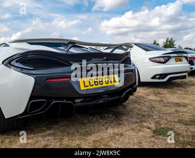 Old Buckenham, Norfolk, Regno Unito – Settembre 03 2022. Fila di auto sportive e di spettacolo in mostra all'annuale libera di entrare in estate mostra auto Foto Stock