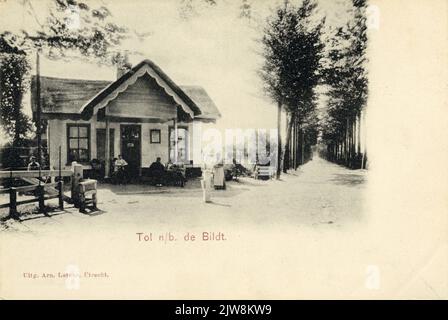 Vista sul lato anteriore del Tolhuis, sulla Soestdijkseweg, a De Bilt da est, con il Groenekanseweg.n.b sulla destra. Il Tolhuis fu demolito nel 1960 e ricostruito sull'altro lato della strada. Foto Stock