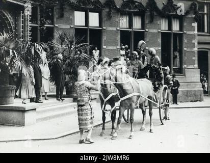 Immagine della sfilata di masquerade con il tema Ichnaton, in occasione del 58th° anniversario (290th° anniversario) dell'Università di Utrecht, su Domplein. Foto Stock