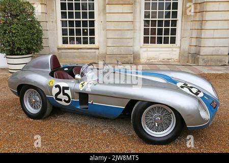 Ferrari 750 Monza (1955). Concours of Elegance 2022, Hampton Court Palace, Londra, Regno Unito, Europa Foto Stock