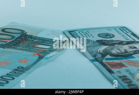 Banconote da 100 dollari USA e 100 euro, concetto di crisi, sanzione in tutto il mondo Foto Stock