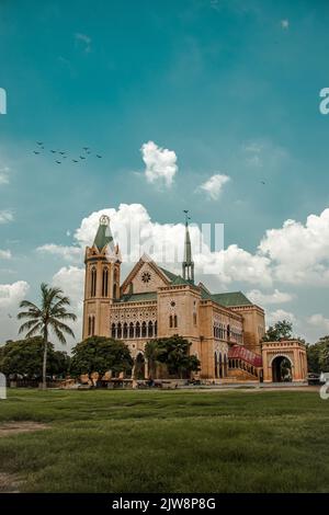 Una foto verticale della Frere Hall Library, Karachi, Pakistan Foto Stock