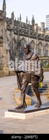 Statua di Mahatma Gandhi nella città di Manchester - MANCHESTER, Regno Unito - 15 AGOSTO 2022 Foto Stock