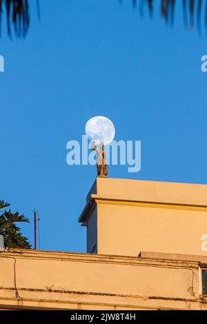 luna tramonto in una bella mattina d'inverno a Rio de Janeiro. Foto Stock