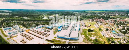 Vista aerea della moderna cartiera in estate giorno di sole. Vista dall'alto della fabbrica di carta. Panorama, vista panoramica Foto Stock