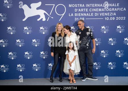 Virginie Efira, Callie Ferreira, Roschdy Zem e Rebecca Zlotowski hanno partecipato al Les Enfants des Autres Photocall durante il 79th° Festival Internazionale del Cinema di Venezia (Mostra) che si terrà il 04 settembre 2022 a Venezia. Foto di Aurore Marechal/ABACAPRESS.COM Foto Stock