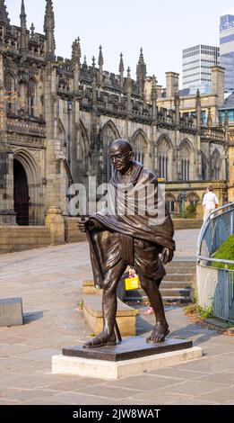 Statua di Mahatma Gandhi nella città di Manchester - MANCHESTER, Regno Unito - 15 AGOSTO 2022 Foto Stock