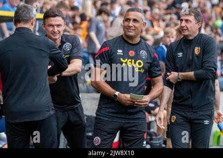 Hull, Regno Unito. 04th Set, 2022. Entrambi i gruppi di coaching staff si incontrano prima della partita del Campionato Sky Bet Hull City vs Sheffield United al MKM Stadium, Hull, Regno Unito, 4th settembre 2022 (Foto di James Heaton/News Images) a Hull, Regno Unito il 9/4/2022. (Foto di James Heaton/News Images/Sipa USA) Credit: Sipa USA/Alamy Live News Foto Stock