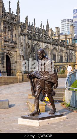Statua di Mahatma Gandhi nella città di Manchester - MANCHESTER, Regno Unito - 15 AGOSTO 2022 Foto Stock