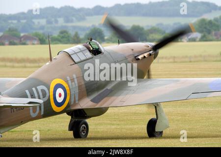 Hurrican R4118, l'uragano più originale della Battaglia di Gran Bretagna ancora oggi degno di aria in attesa di decollo sulla pista 24 al Duxford Summer ai Foto Stock