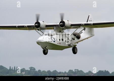 Miss Pick-up la PBY Consolidated Catalina completando la sua esposizione aerea estiva al Duxford Summer Airshow 18th giugno 2022 Foto Stock