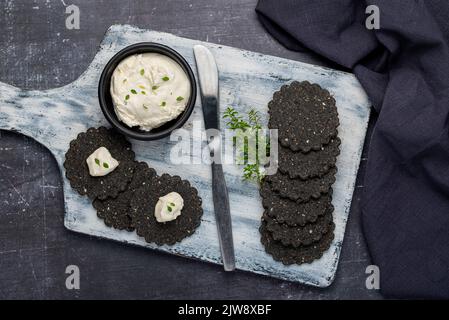 Fotografia alimentare di cracker, crema, characoal, sesamo, croccante, formaggio Foto Stock