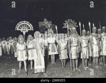 Immagine di un gruppo nella parata notturna della masquerade con il tema Ichnaton, in occasione del 58th° anniversario (290th° anniversario) dell'Università di Utrecht. Foto Stock