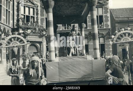 Immagine della sfilata di masquerade con il tema Ichnaton, in occasione del 58th° anniversario (290th° anniversario) dell'Università di Utrecht, su Domplein. Foto Stock