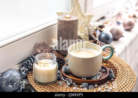 Composizione casalinga accogliente con una tazza di caffè e arredamento, primo piano. Foto Stock
