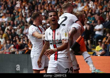 Hull, Regno Unito. 4th Settembre 2022. Iliman Ndiaye di Sheffield United festeggia dopo che Oliver McBurnie ha segnato il suo primo gol durante la partita del campionato Sky Bet tra Hull City e Sheffield United al MKM Stadium di Kingston upon Hull domenica 4th settembre 2022. (Credit: Marco Fletcher | NOTIZIE MI) Credit: NOTIZIE MI & Sport /Alamy Live News Foto Stock