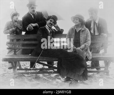 EDNA PURVIANCE BUD JAMISON CHARLIE CHAPLIN BILLY ARMSTRONG e MARGIE RIEGER in The Silent Comedy Short BY THE SEA 1915 regista / scrittore CHARLES CHAPLIN The Essanay Film Manufacturing Company Foto Stock