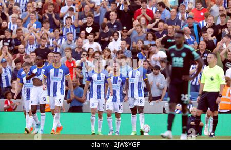 Alexis Mac Allister di Brighton e Hove Albion (n.10) festeggia il quarto goal della partita della Premier League presso l'Amex Stadium di Brighton. Data immagine: Domenica 4 settembre 2022. Foto Stock