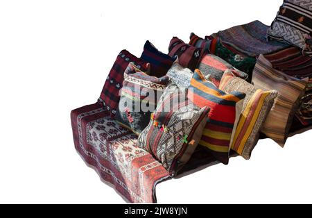 Tradizionali cuscini orientali con elementi decorativi. Famoso souvenir turistico. Foto Stock