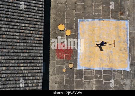 Chongqing. 4th Set, 2022. La foto aerea scattata il 4 settembre 2022 mostra un contadino che allena i raccolti nel villaggio Qiaoliang della città di Xiaonanhai nel distretto di Qianjiang nel Chongqing del sud-ovest della Cina. Credit: Yang min/Xinhua/Alamy Live News Foto Stock