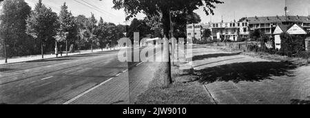 Vista della Biltstraat a Utrecht, da est, con il retro delle case sulla Willem Barentszstraat sulla destra e l'accesso al vivaio fiorito di J. van Someren.n.b. Il nome ufficiale della strada usato dal comune di Utrecht è Willem Barentzstraat. Foto Stock