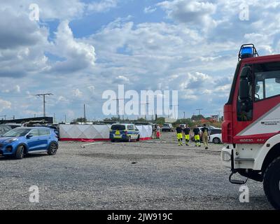 04 settembre 2022, Renania settentrionale-Vestfalia, Duisburg: Il sito dell'incidente in cui un piccolo aereo si è schiantato nel parcheggio del circo FlicFlac è protetto da pareti di protezione visiva. Due persone sono state uccise quando il piccolo aereo si è schiantato vicino all'autostrada A59 vicino a Duisburg. Foto: Alex Forstreuter/Alex Forstreuter /dpa Foto Stock