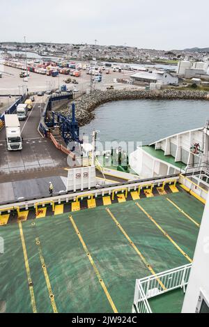 Irish Ferries carico al terminal dei traghetti auto a Holyhead in Anglesey, Galles, Regno Unito Foto Stock