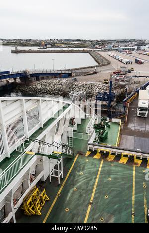 Irish Ferries carico al terminal dei traghetti auto a Holyhead in Anglesey, Galles, Regno Unito Foto Stock