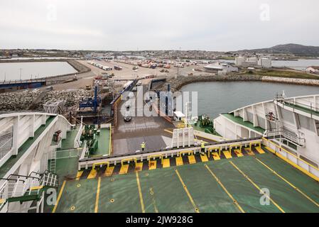 Traghetti irlandesi che caricano al terminal dei traghetti a Holyhead in Anglesey, Galles, Regno Unito Foto Stock