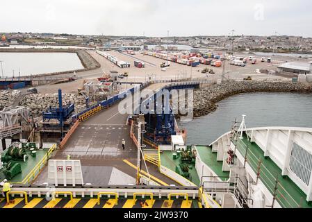 Traghetti irlandesi che caricano al terminal dei traghetti a Holyhead in Anglesey, Galles, Regno Unito Foto Stock