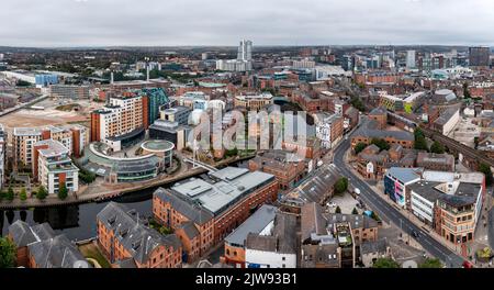 LEEDS, REGNO UNITO - 2 SETTEMBRE 2022. Una vista panoramica aerea dello skyline di Leeds con Leeds Dock e Robert's Whaf sul canale da Leeds a Liverpool Foto Stock