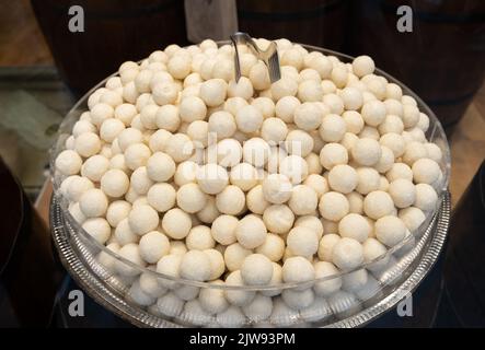 Caramelle bianche fatte a mano in un negozio di caramelle a Istanbul. Macaron bianchi o caramelle in mostra nella vetrina. Foto Stock