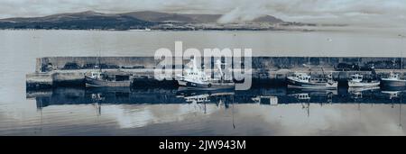 Helvic, Irlanda - 18 agosto 2022: Colorate barche da pesca sul molo nel porto di Helvic, nella contea di Waerford Foto Stock