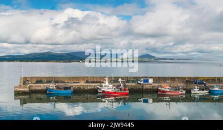 Helvic, Irlanda - 18 agosto 2022: Colorate barche da pesca sul molo nel porto di Helvic, nella contea di Waerford Foto Stock