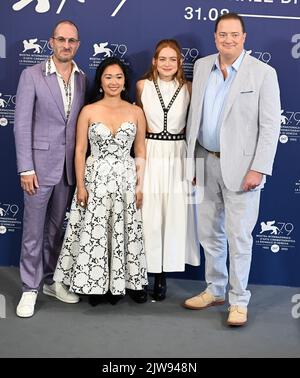 Venezia, Italia. 04th Set, 2022. Il regista americano Darren Aronofsky, l'attore Brendan Fraser, l'attrice Sadie Sink e l'attrice thailandese Hong Hong Chau partecipano a una chiamata fotografica per la balena al 79th Venice Film Festival, Italia, domenica 4 settembre 2022. Foto di Rune Hellestad/ Credit: UPI/Alamy Live News Foto Stock