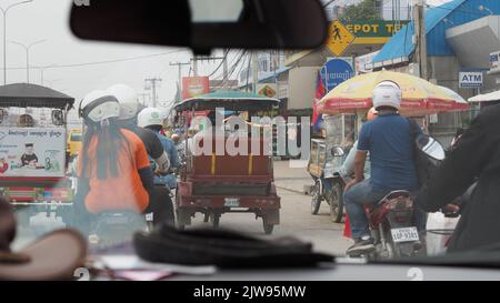 Phnom Penh Cambogia. Febbraio 1 2018. Strada intorno al mercato russo o mercato Toul Tom Poung. Immagini della gente cibo e stile di vita intorno al mercato russo Foto Stock