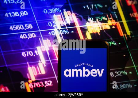 KONSKIE, POLONIA - 30 agosto 2022: Smartphone che mostra il logo della società Ambev sullo sfondo del diagramma di borsa Foto Stock