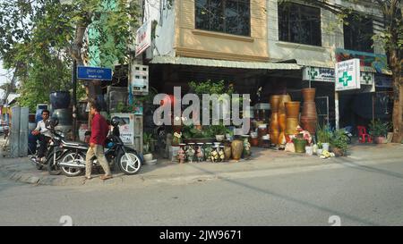 Phnom Penh Cambogia. Febbraio 1 2018. Strada intorno al mercato russo o mercato Toul Tom Poung. Immagini della gente cibo e stile di vita intorno al mercato russo Foto Stock