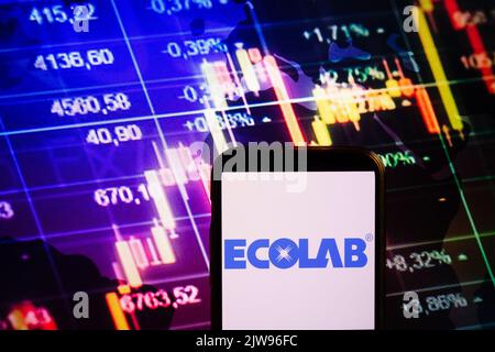 KONSKIE, POLONIA - 30 agosto 2022: Smartphone che mostra il logo della società Ecolab sullo sfondo del diagramma di borsa Foto Stock