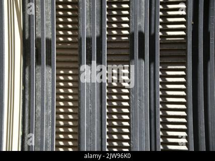 Vecchia casa neoclassica persiane in legno grigio. Foto Stock